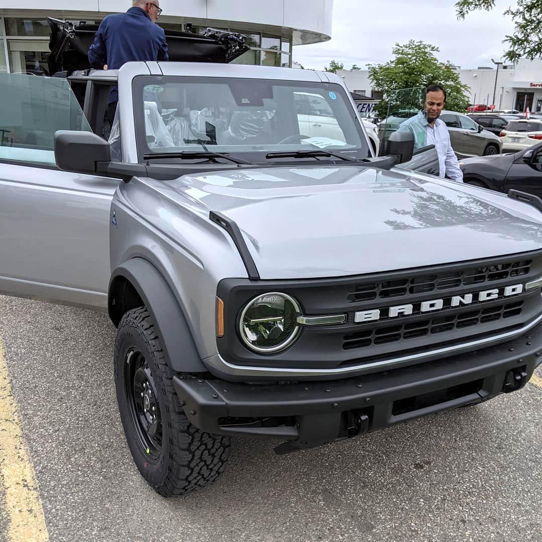 Ford Bronco ICONIC SILVER Bronco Club Iconic Silver Black Diamond Bronco Black Steel Wheels Steelies 4-Door Soft Top 1
