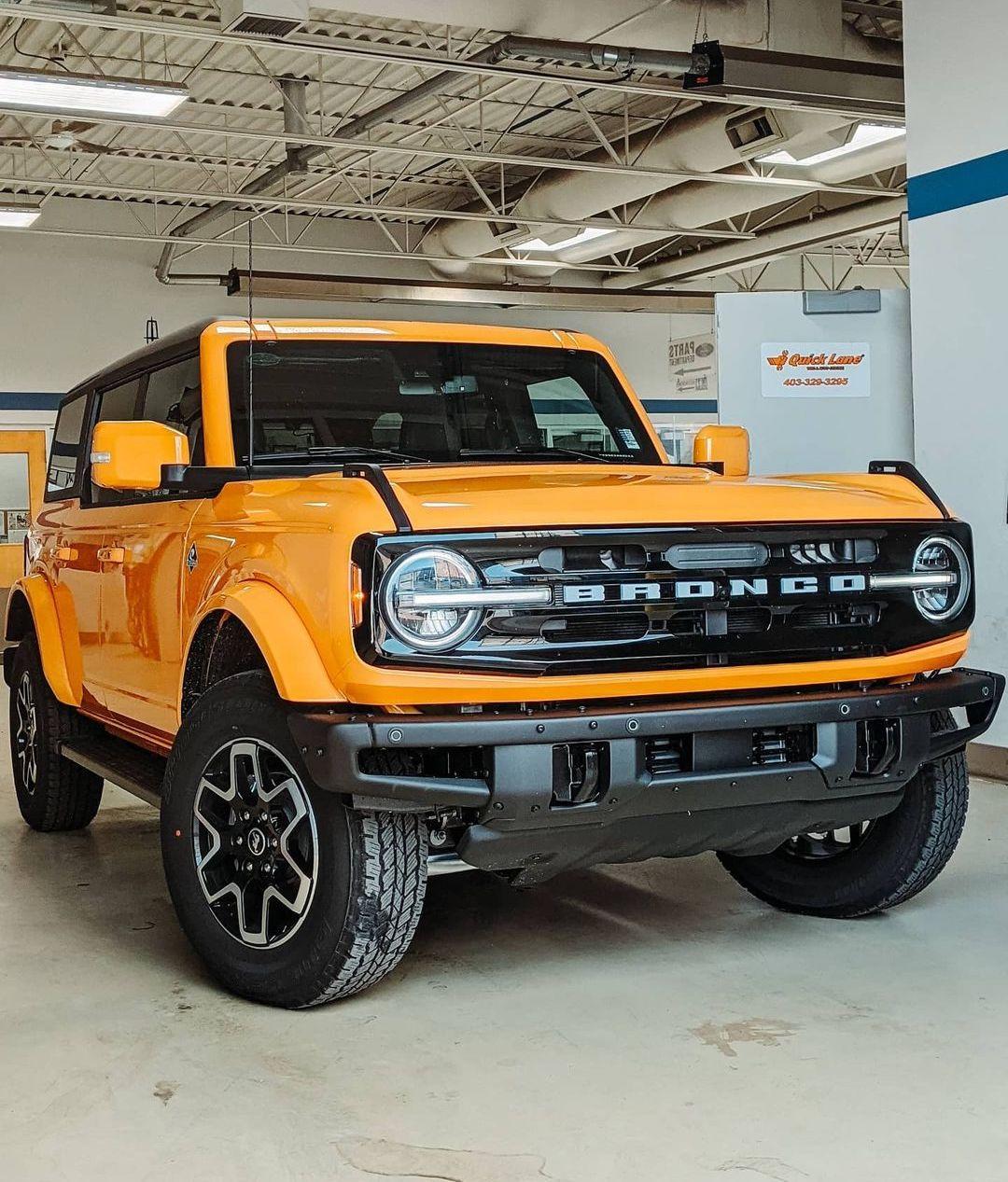 Ford Bronco CYBER ORANGE Bronco Club Cyber Orange Outer Banks Bronco 4-Door MIC Hard Top 1