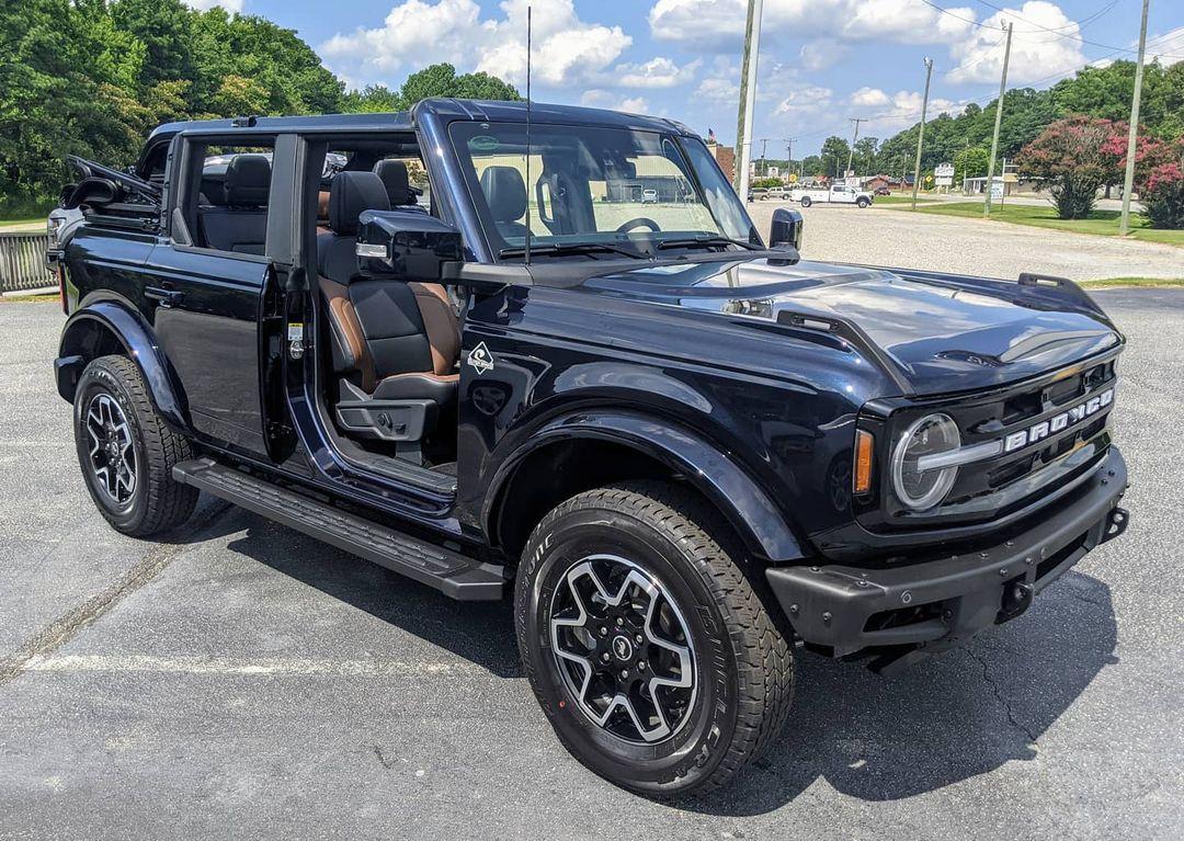 Ford Bronco ANTIMATTER BLUE Bronco Club Antimatter Blue Outer Banks Bronco 4-Door Soft Top Down