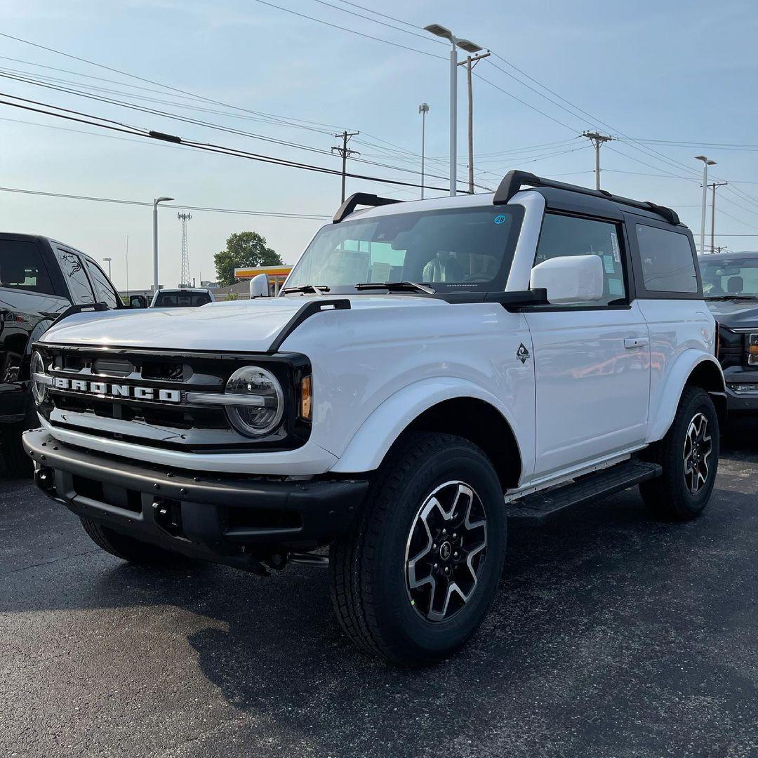 Ford Bronco OXFORD WHITE Bronco Club Oxford White Outer Banks Bronco 2-Door MIC Hard To