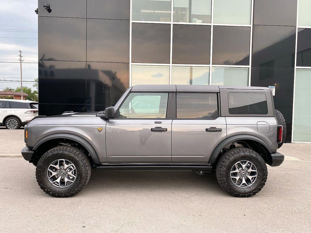 Ford Bronco CARBONIZED GRAY Bronco Club Carbonized Gray Badlands 4-Door MIC Hardtop 5