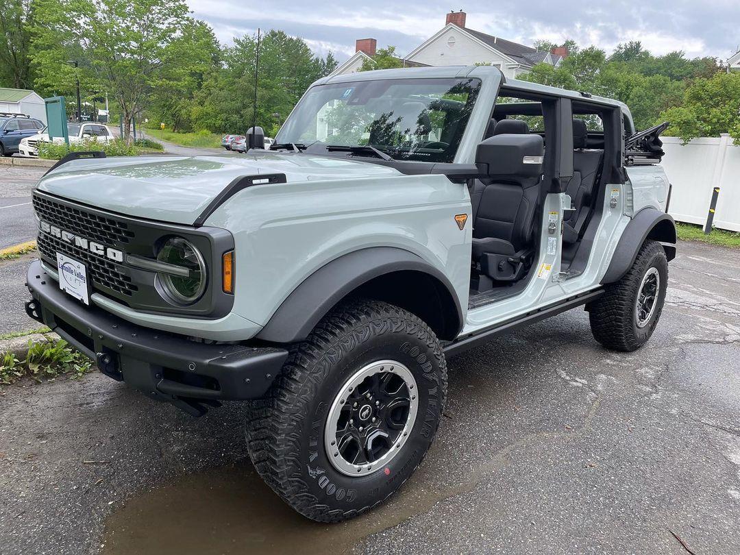 Cactus Gray Badlands Sasquatch Bronco 4-Door Doors Off Top Down 3.jpg