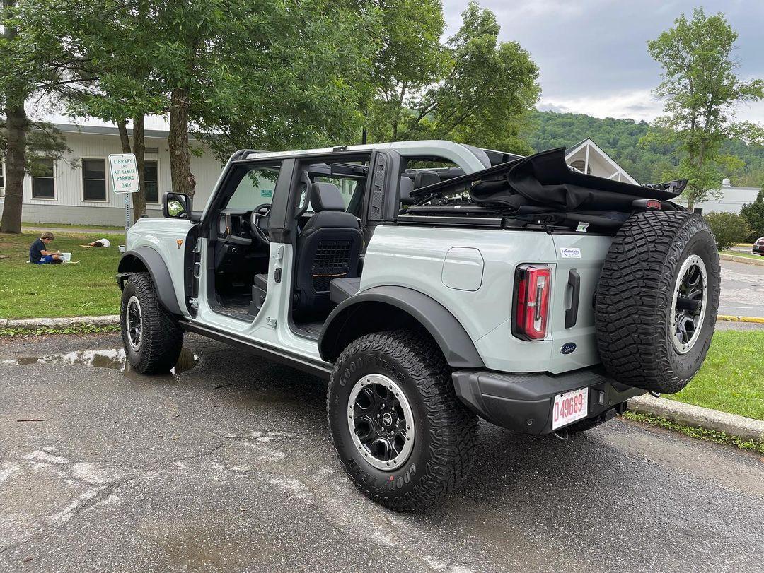 Cactus Gray Badlands Sasquatch Bronco 4-Door Doors Off Top Down 1.jpg