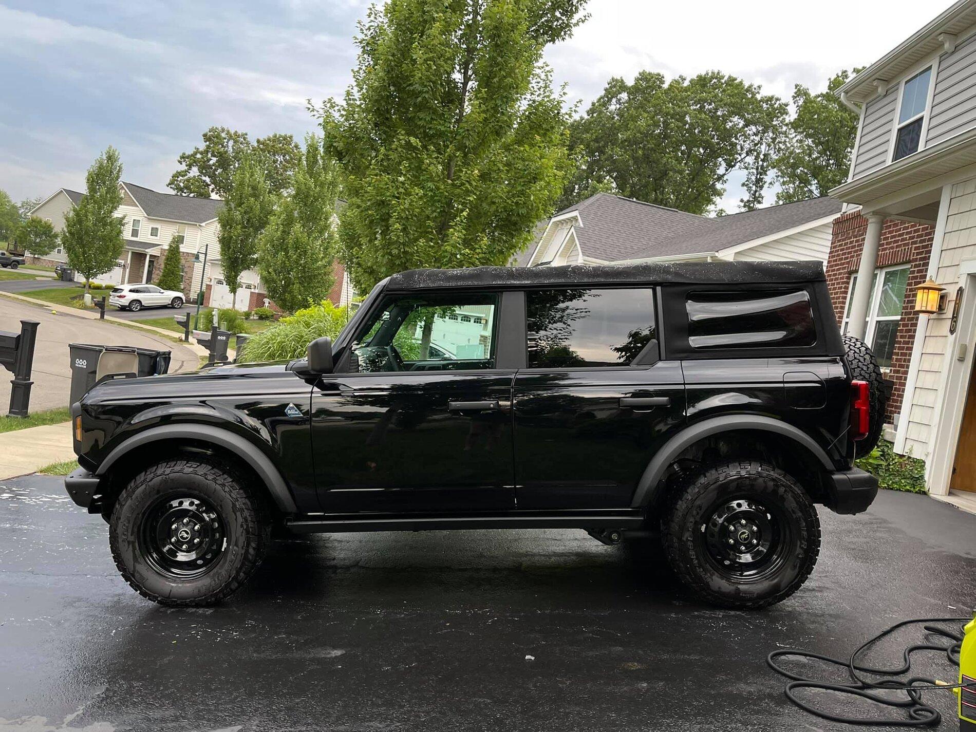 Ford Bronco SHADOW BLACK Bronco Club Shadow Black Bronco Black Diamond 4-Door Soft Top Black Steelies Steel Wheels