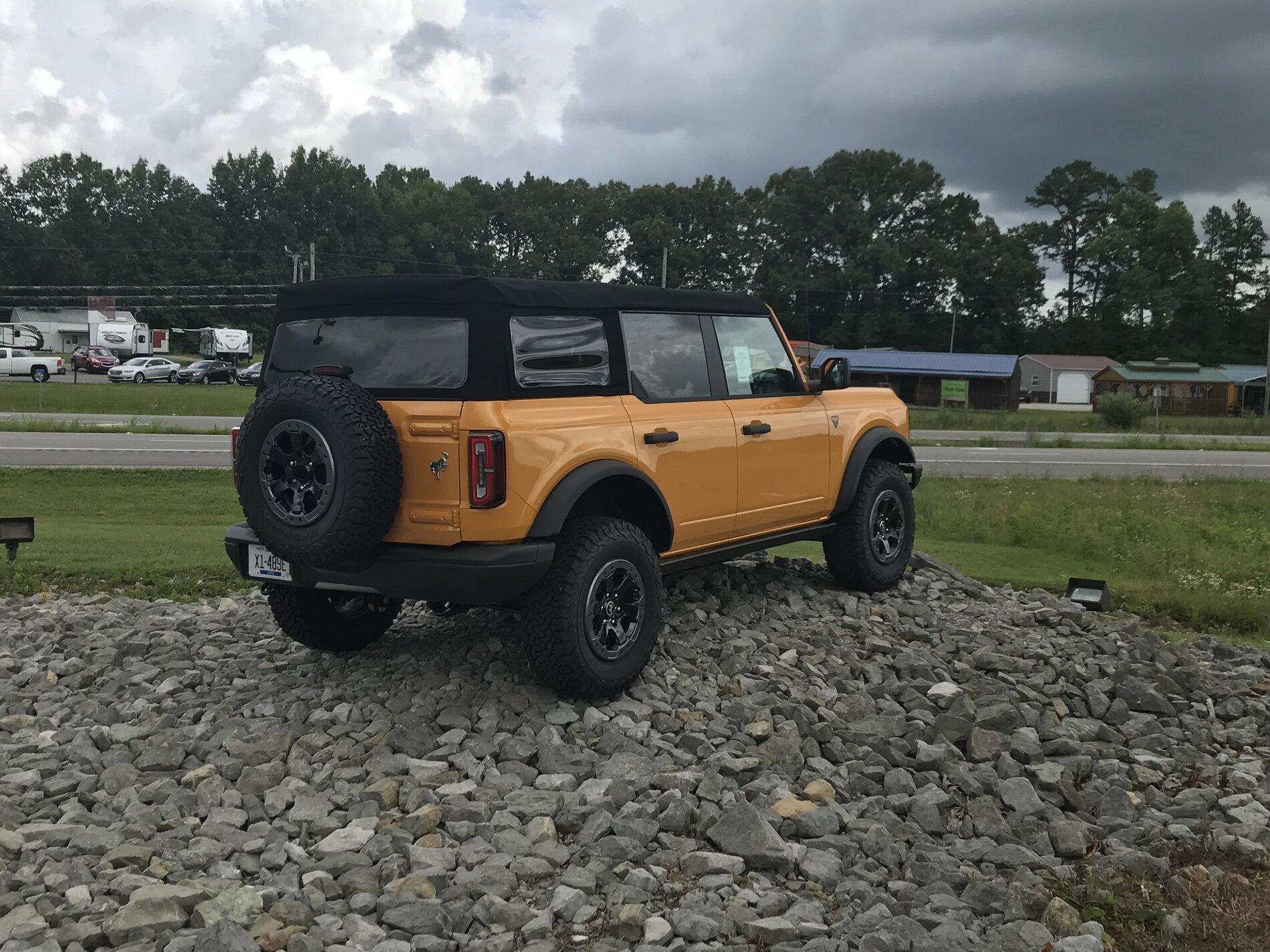 Ford Bronco CYBER ORANGE Bronco Club 3CBB1A64-E645-4A61-8B4C-E6057441F24F
