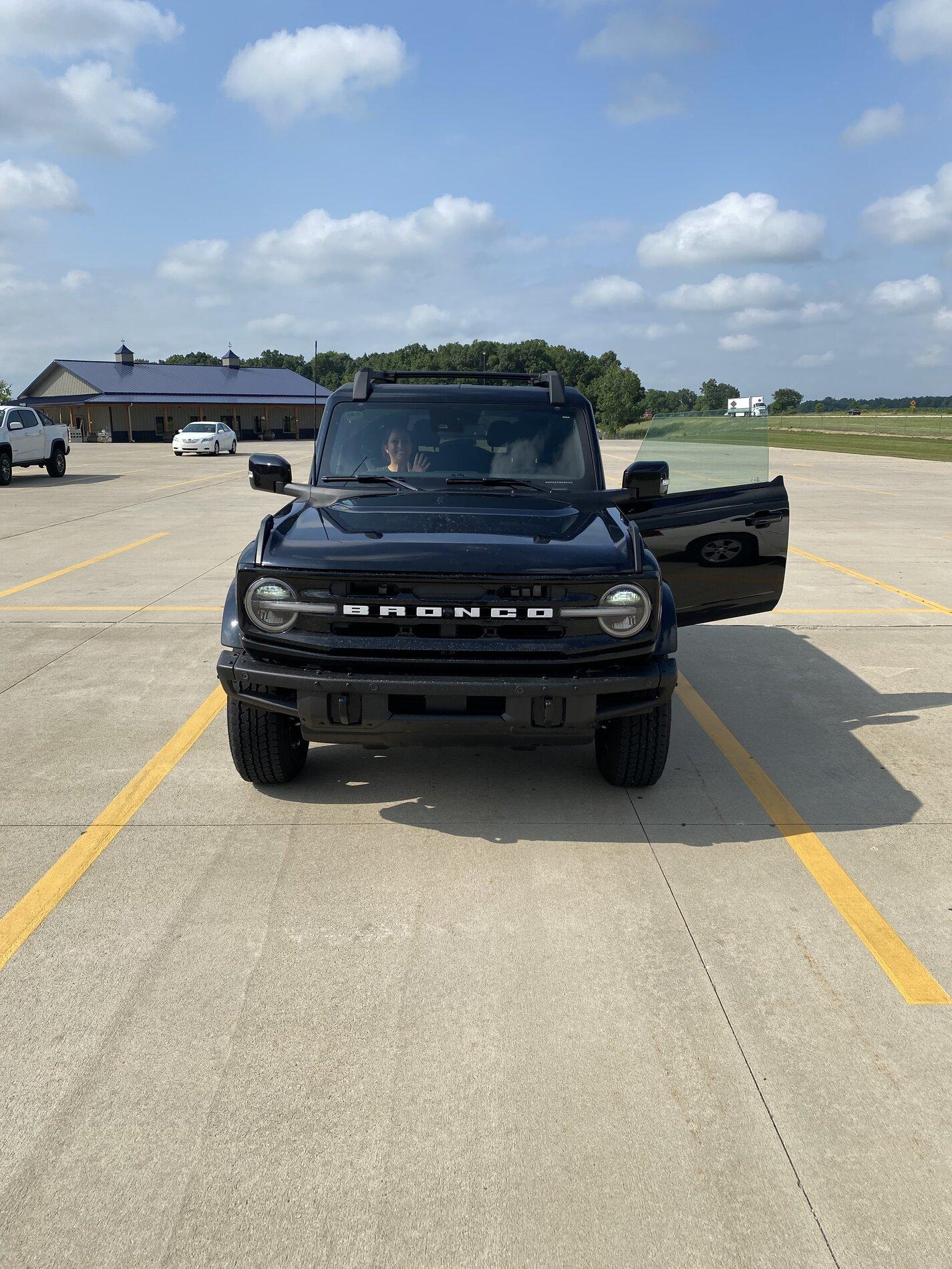 Ford Bronco SHADOW BLACK Bronco Club 251FE8F8-D2E8-41E1-B76C-D7F43773E4A5