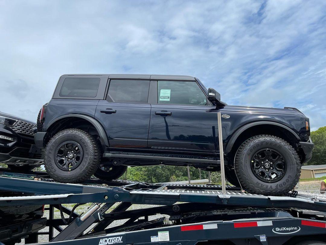 Ford Bronco ANTIMATTER BLUE Bronco Club Antimatter Blue Wildtrak 4-Door MIC Hard top 3