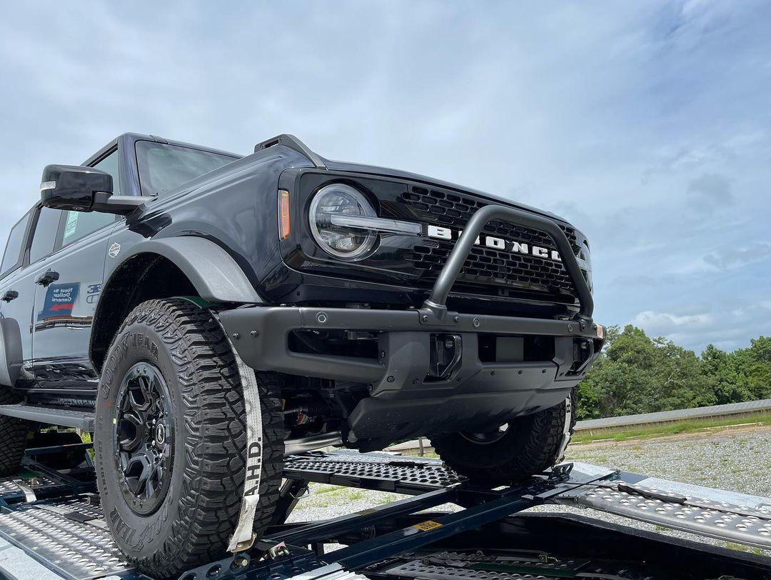 Ford Bronco ANTIMATTER BLUE Bronco Club Antimatter Blue Wildtrak 4-Door MIC Hard top 2