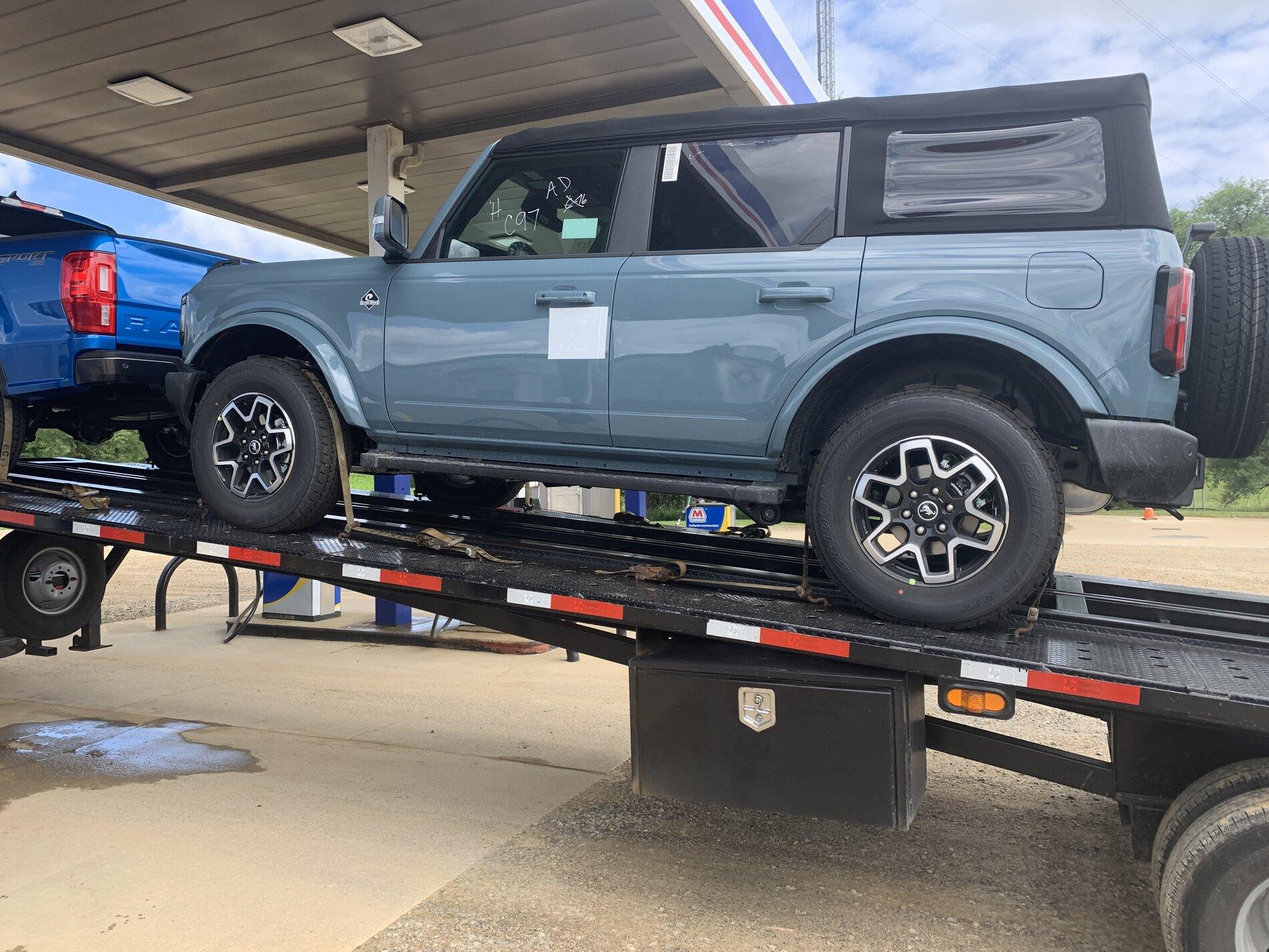 Ford Bronco VELOCITY BLUE Bronco Club 4C0B2A07-134D-413E-9B12-DB2C4E3044F1