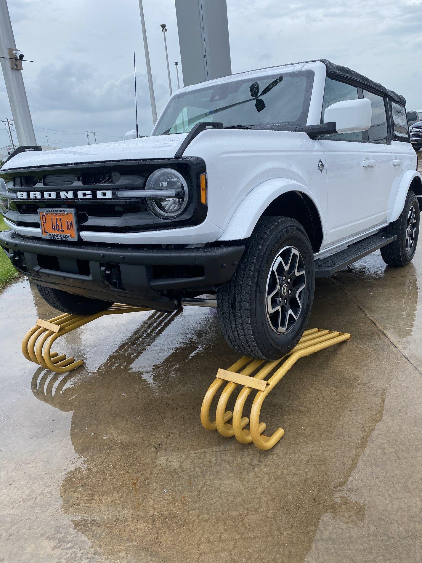 Ford Bronco OXFORD WHITE Bronco Club E6DFC115-2A36-4089-A81E-E59D39C9822C