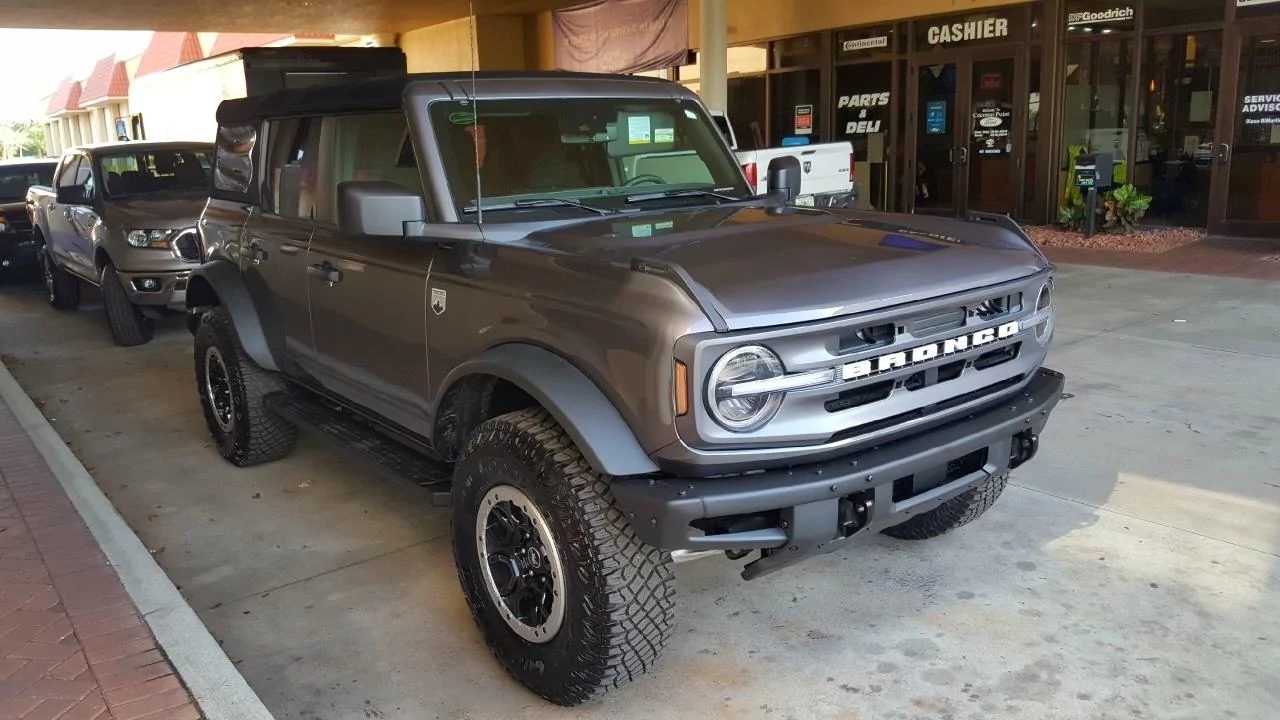 Ford Bronco CARBONIZED GRAY Bronco Club 9150E78A-45FE-46F0-81DF-32E744D0B1BB
