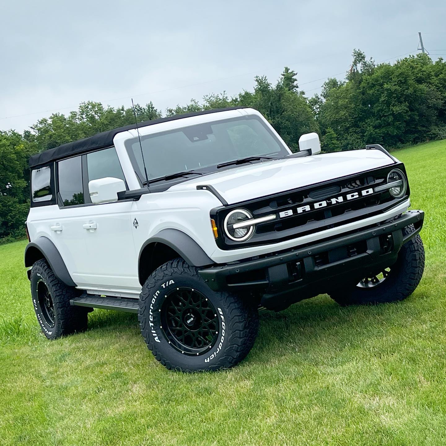 Ford Bronco OXFORD WHITE Bronco Club Maxlider 2021 Bronco Wheels 18x9 with 35x12.5x18” KO2 tires 4-Door Outer Banks Oxford White3