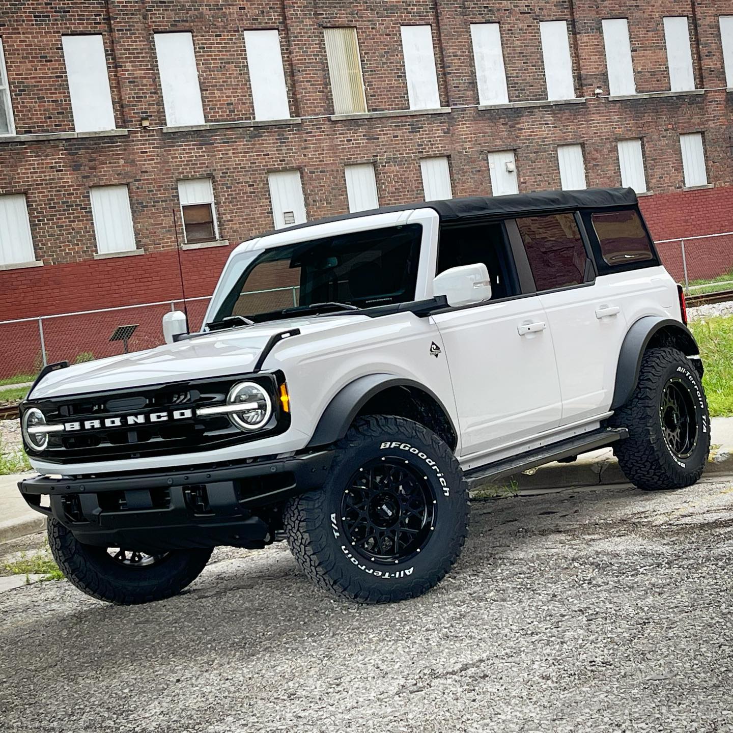 Ford Bronco OXFORD WHITE Bronco Club Maxlider 2021 Bronco Wheels 18x9 with 35x12.5x18” KO2 tires 4-Door Outer Banks Oxford White1