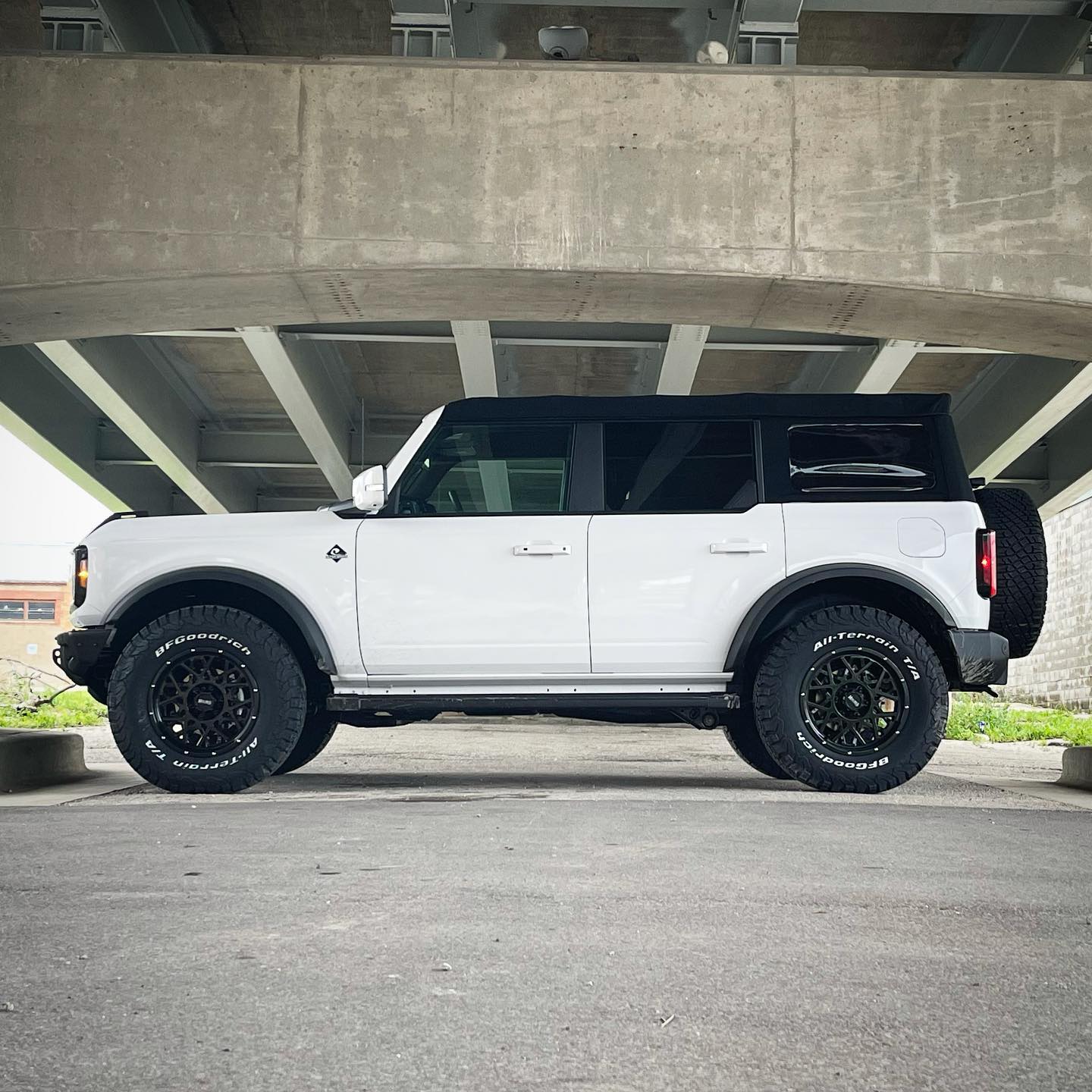 Ford Bronco OXFORD WHITE Bronco Club Maxlider 2021 Bronco Wheels 18x9 with 35x12.5x18” KO2 tires 4-Door Outer Banks Oxford White2