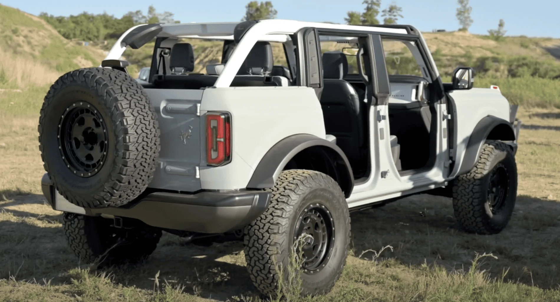 Ford Bronco Help with trims - white top Bronco-Exampl