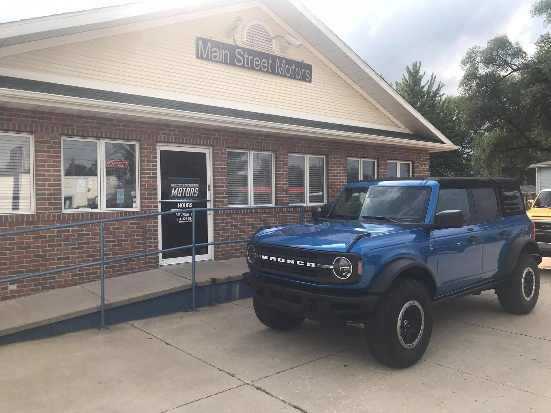 Ford Bronco VELOCITY BLUE Bronco Club Velocity Blue Black Diamond Sasquatch Bronco 4-Door Soft Top 1