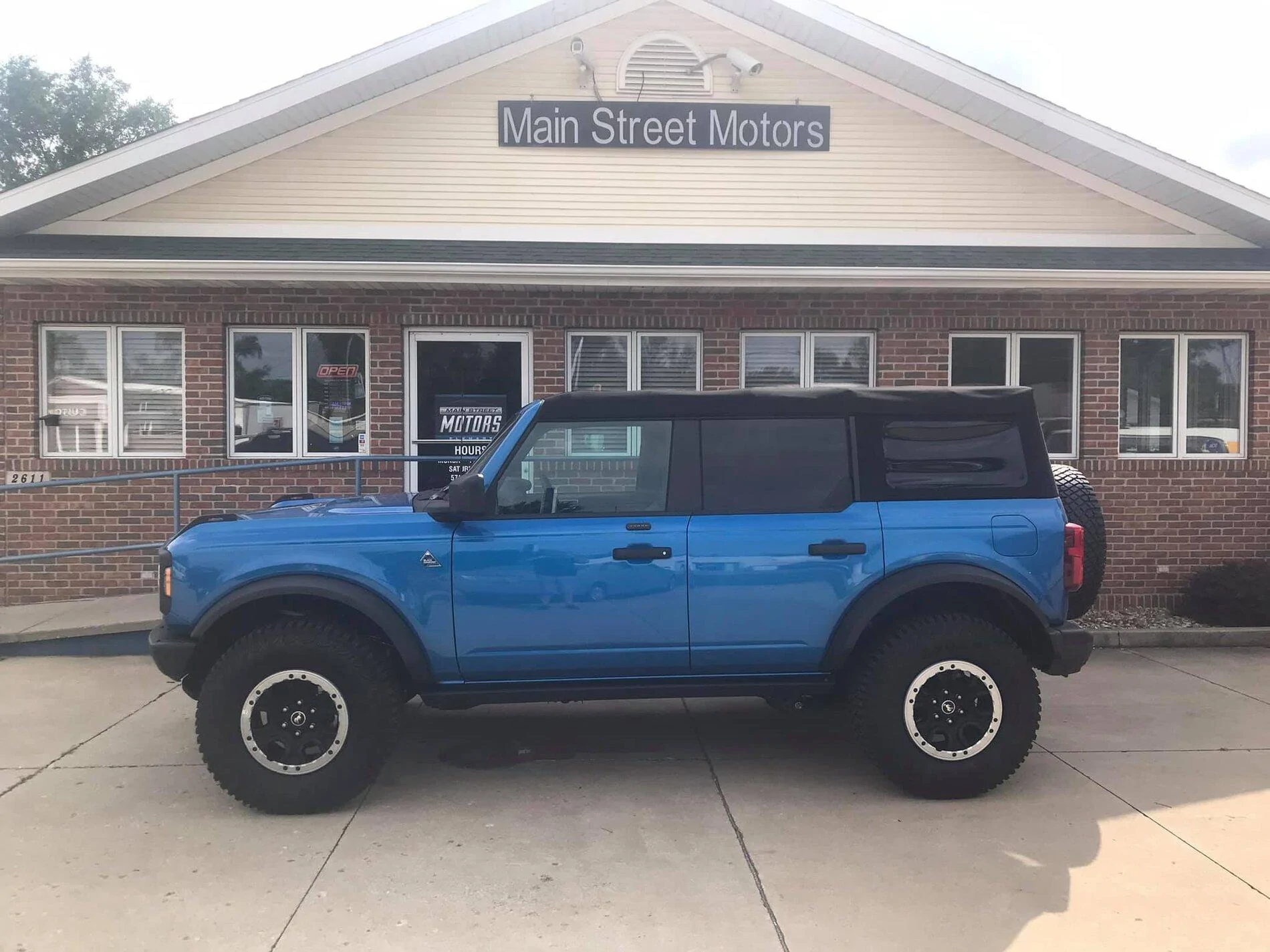 Ford Bronco VELOCITY BLUE Bronco Club Velocity Blue Black Diamond Sasquatch Bronco 4-Door Soft Top 3