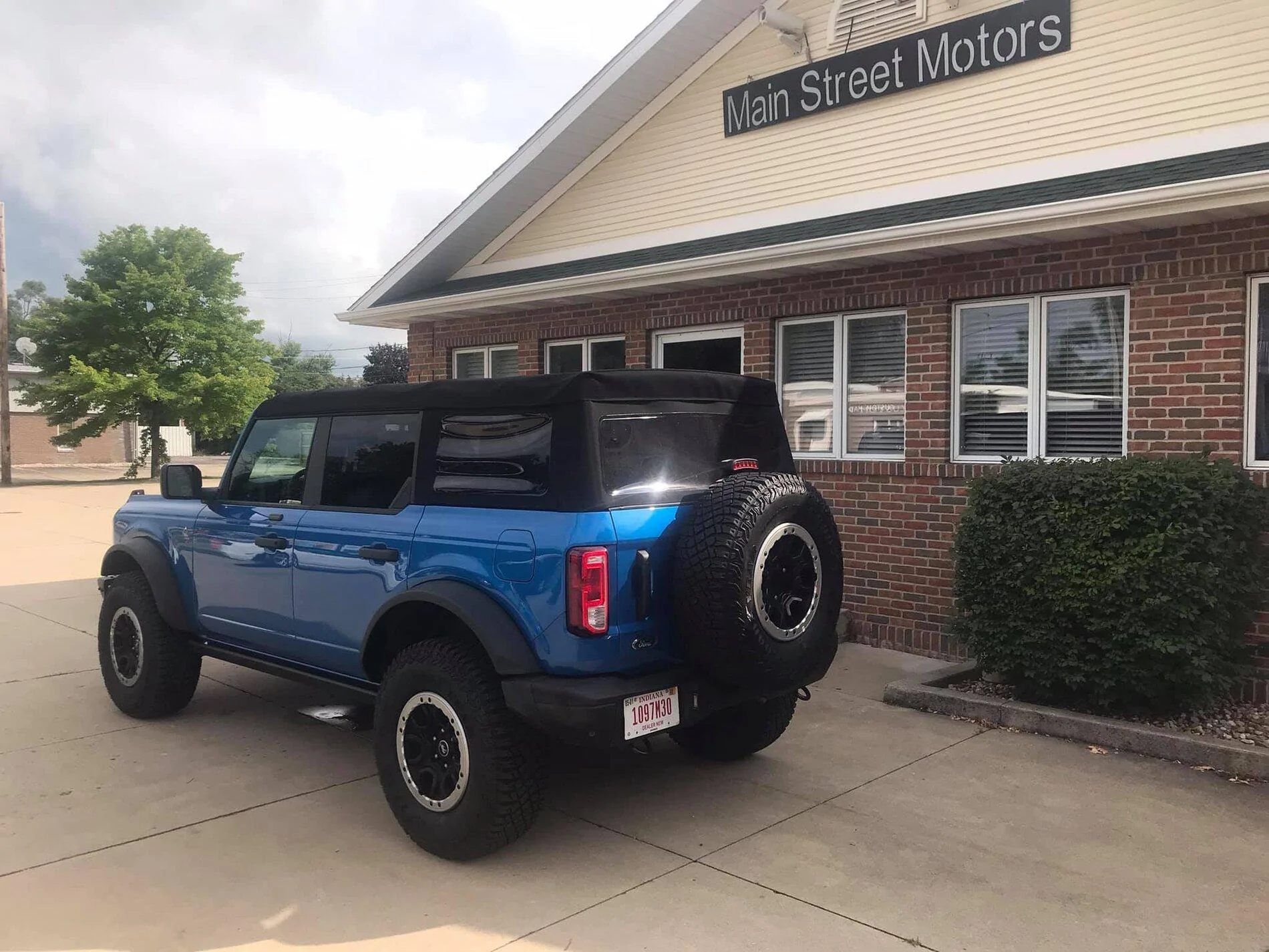 Ford Bronco VELOCITY BLUE Bronco Club Velocity Blue Black Diamond Sasquatch Bronco 4-Door Soft Top 2