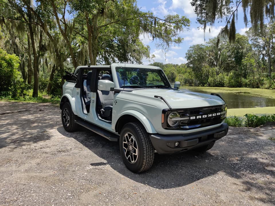 Ford Bronco CACTUS GRAY Bronco Club 4-Door Cactus Gray Outer Banks Doors Removed Soft Top Down 1