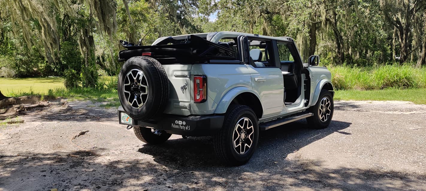 Ford Bronco CACTUS GRAY Bronco Club 4-Door Cactus Gray Outer Banks Doors Removed Soft Top Down 2