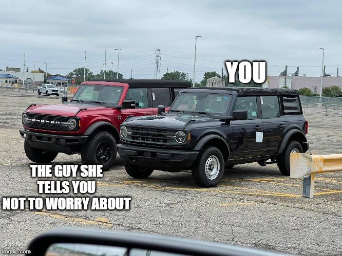 Ford Bronco Wildtrak vs Base Bronco 4-Door Side-by-Side Shows Height and Equipment Difference 5gd8et