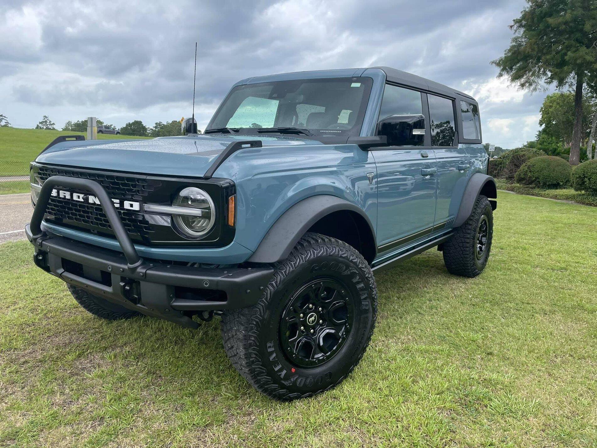 Ford Bronco AREA 51 Bronco Club Area 51 Bronco First Edition 4-Door MIC Hard Top 1.jpg4