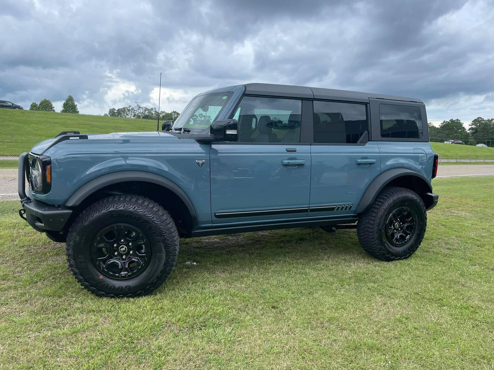 Ford Bronco AREA 51 Bronco Club Area 51 Bronco First Edition 4-Door MIC Hard Top 1.jpg5