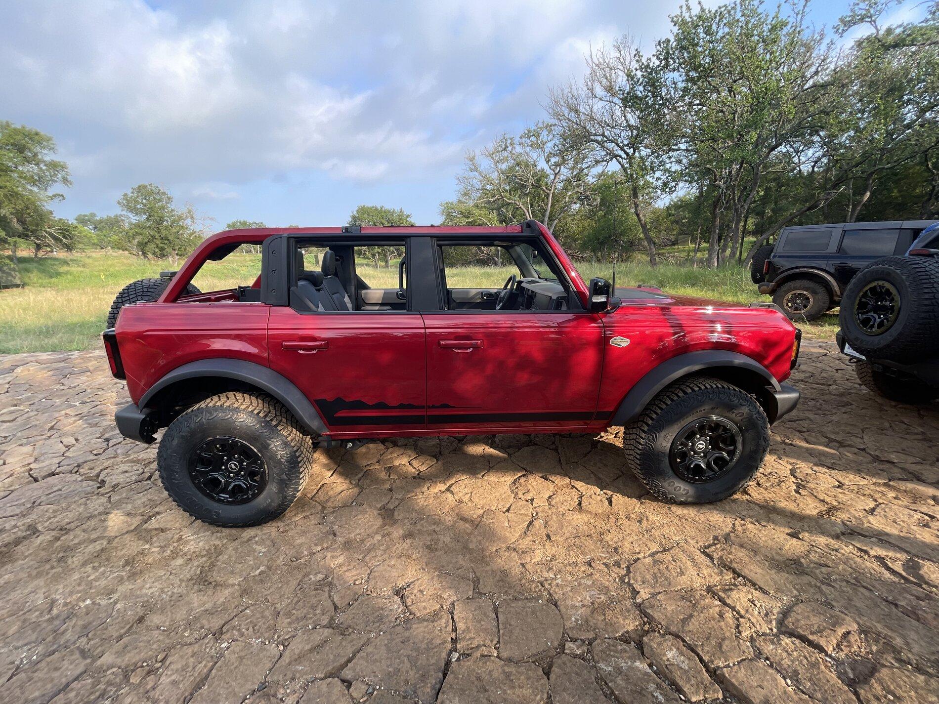 Ford Bronco RAPID RED Bronco Club 3EF613F5-3EA3-4C4F-9BB2-4AEAD2297843