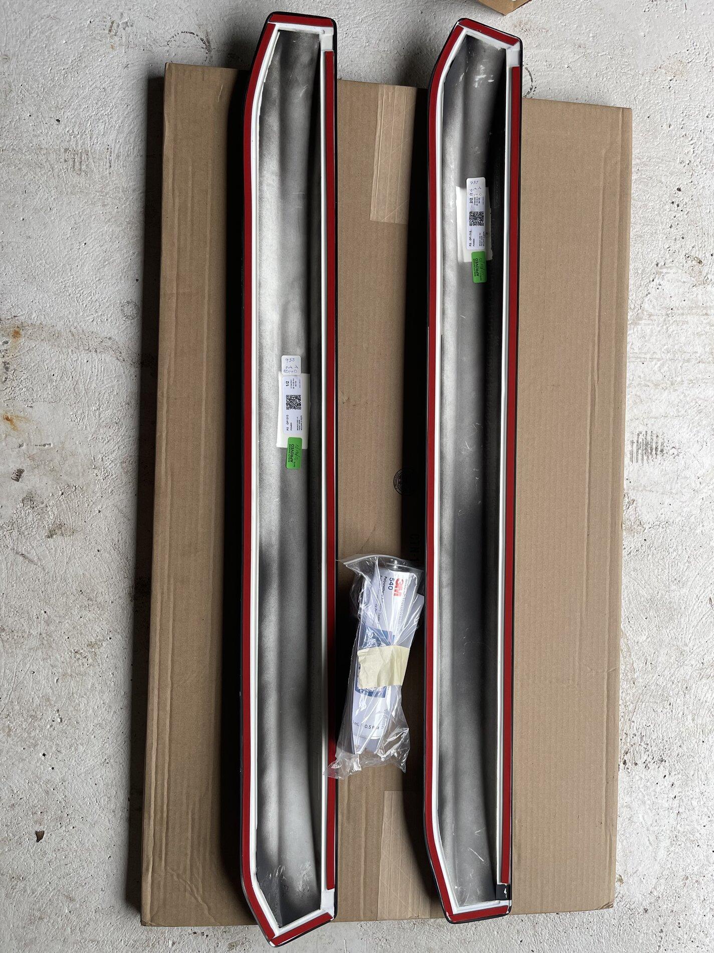 Ford Bronco Pics & Impressions: Bronco Bimini Mesh Top, Door Molding Kit, Cargo Area Liner, Pet Barrier, Tailgate Table, Hitch Shackle Kit, Door Sill Plates 50677A14-3C72-4BAA-A61A-08DE2BA79383