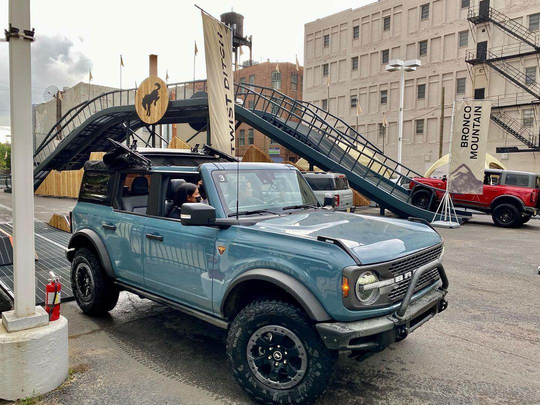 Ford Bronco AREA 51 Bronco Club Area 51 Badlands 4-Door Bronco Soft Top Retracted Folded