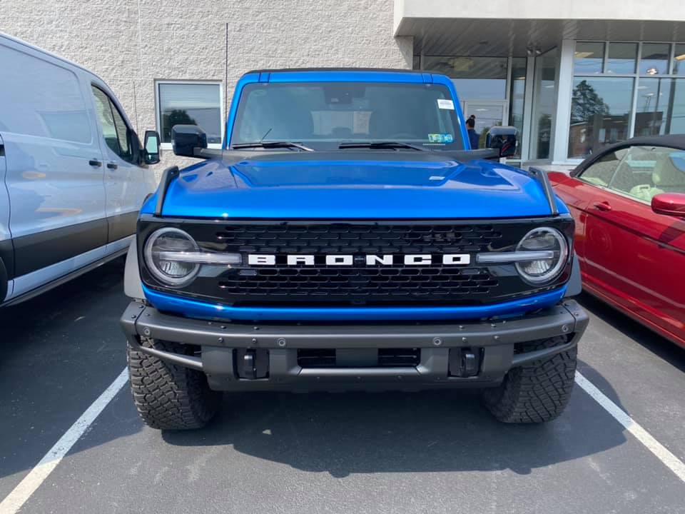 Ford Bronco VELOCITY BLUE Bronco Club Velocity Blue Wildtrak Bronco 4-Door Soft Top 11