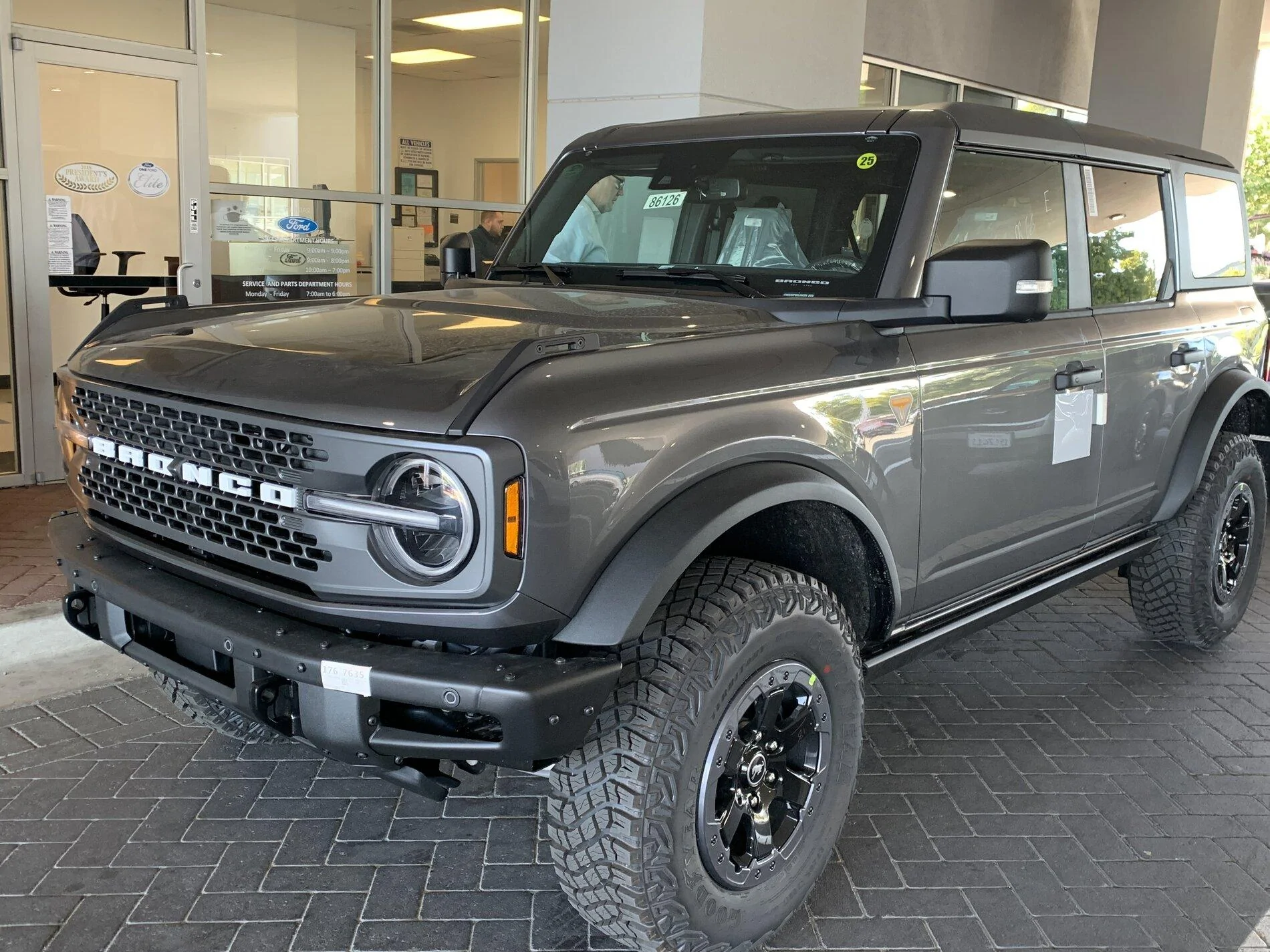 Ford Bronco CARBONIZED GRAY Bronco Club F441CE9D-B525-44AF-A9CD-34C848C1BDC1