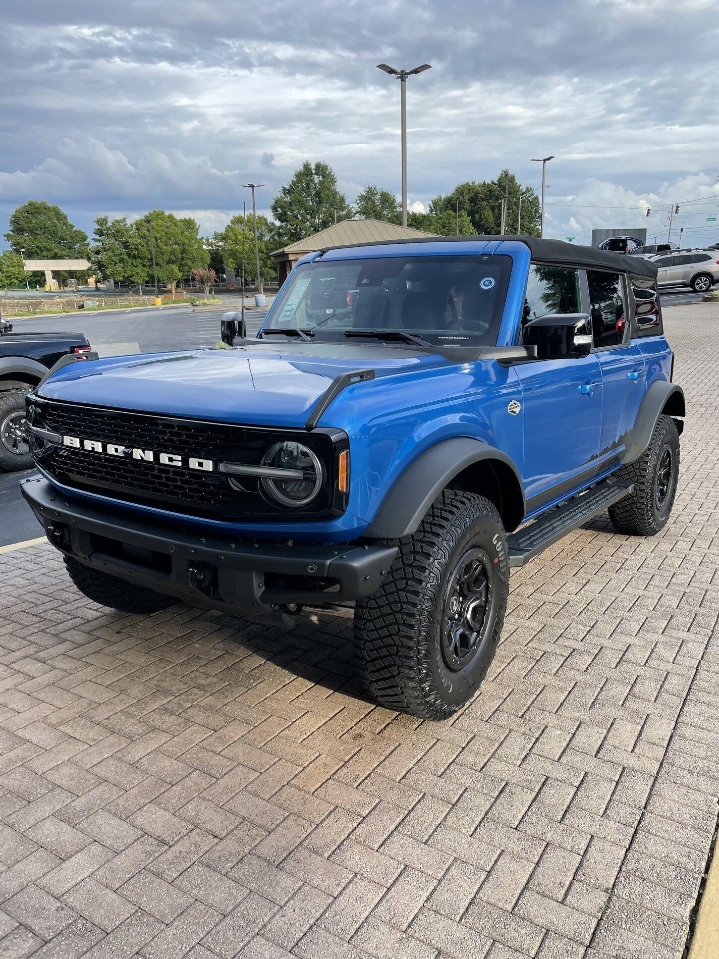 Ford Bronco VELOCITY BLUE Bronco Club D6AC8A3F-32EC-4E53-A117-C828AB862F59