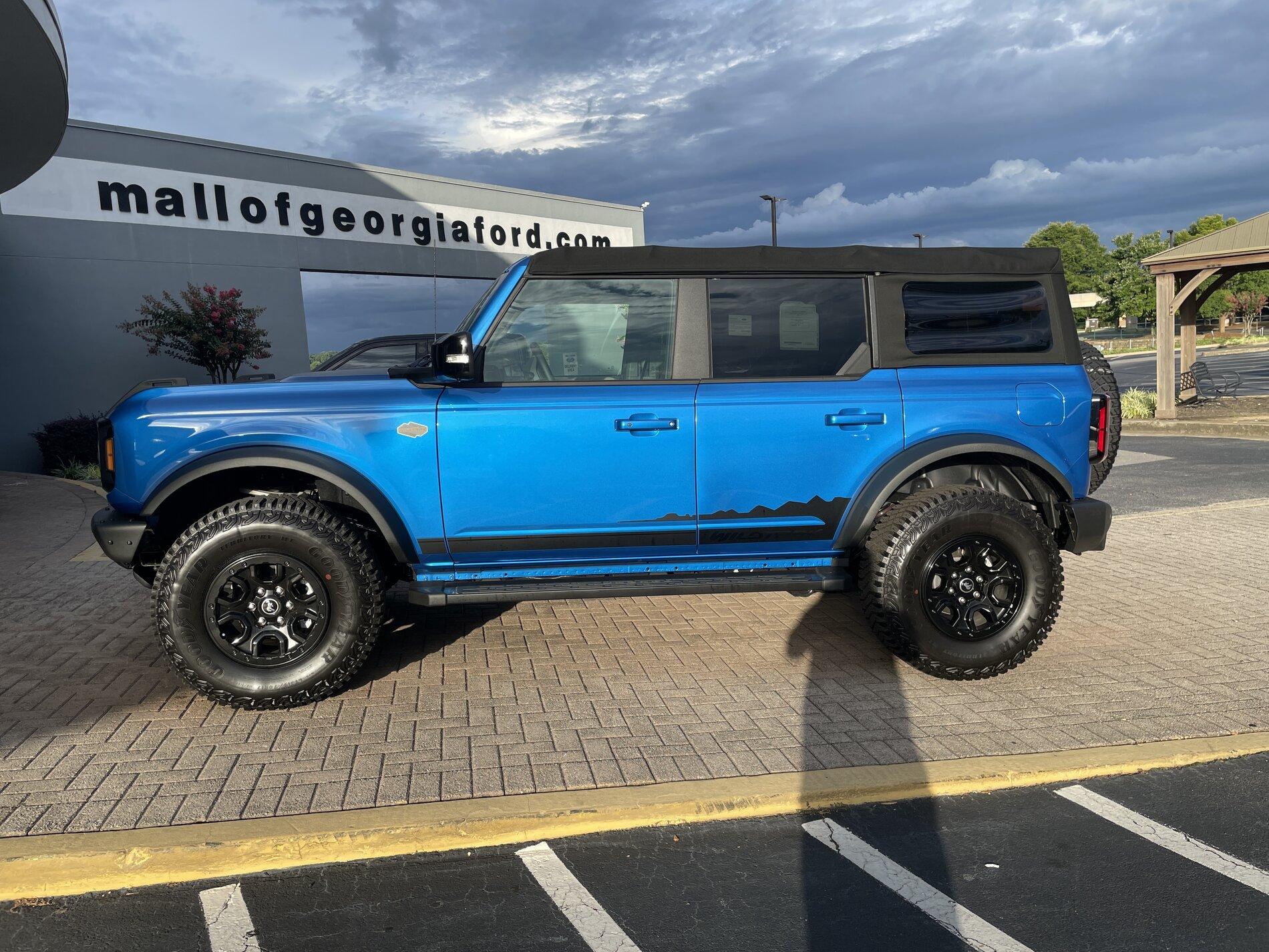 Ford Bronco VELOCITY BLUE Bronco Club 2E9BD9A9-CA1A-4351-8329-DF62841C0E65