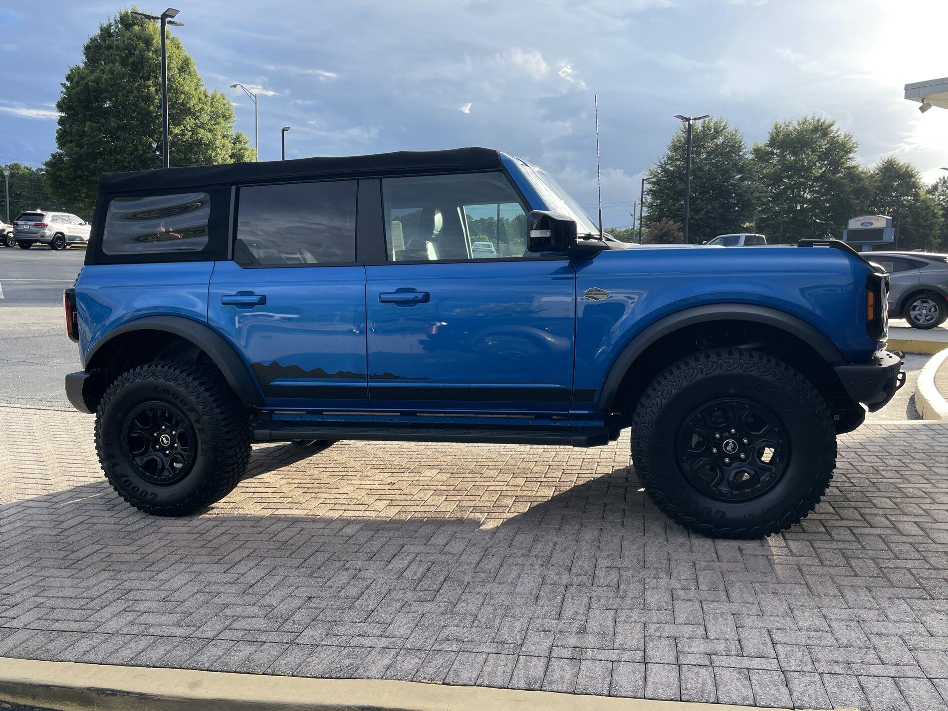 Ford Bronco VELOCITY BLUE Bronco Club 884C4806-C618-49D8-B1D5-3EC727005882
