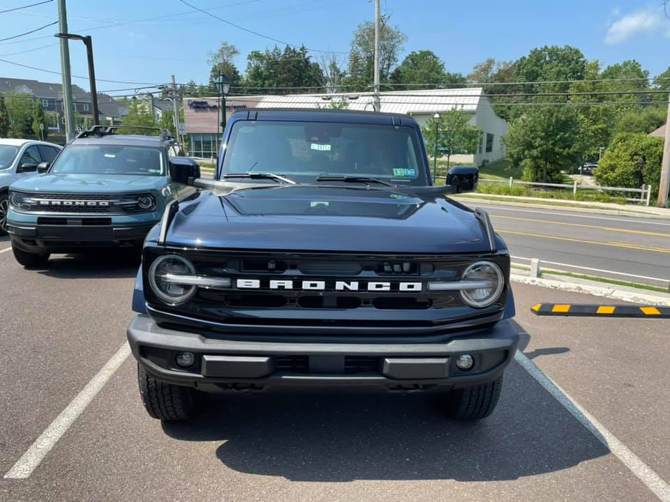 Ford Bronco ANTIMATTER BLUE Bronco Club Antimatter Blue Bronco Outer Banks in Sun 2