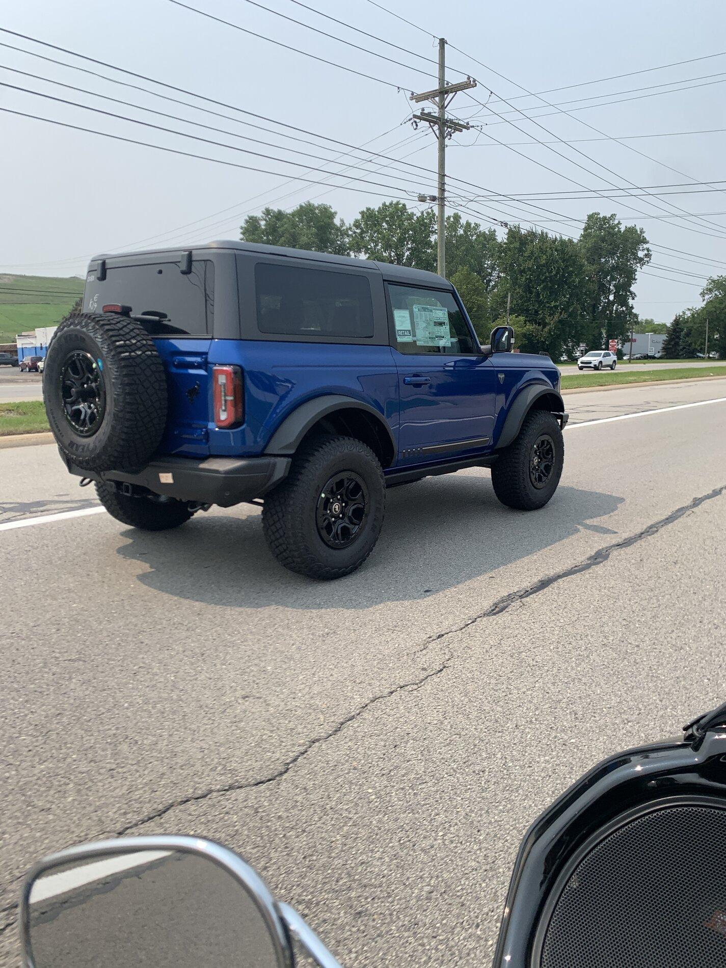 Ford Bronco LIGHTNING BLUE Bronco Club 13C5C6D8-C46E-44EB-ACD1-05BF7D03E303
