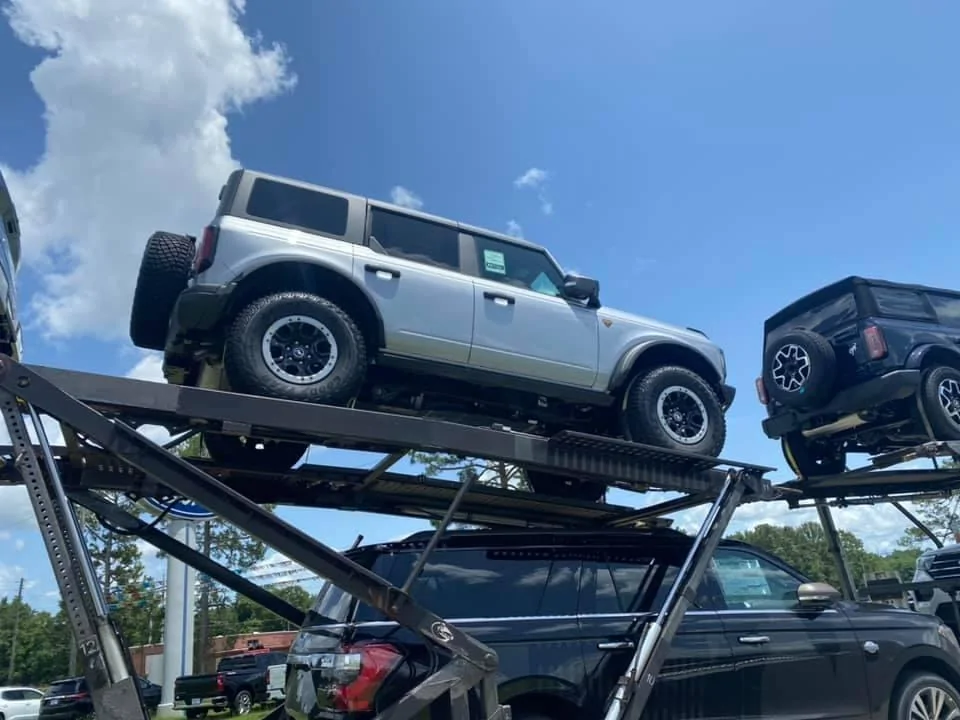 Ford Bronco ICONIC SILVER Bronco Club BDE2E73A-D2D3-44BA-B72C-7171AB631EDC