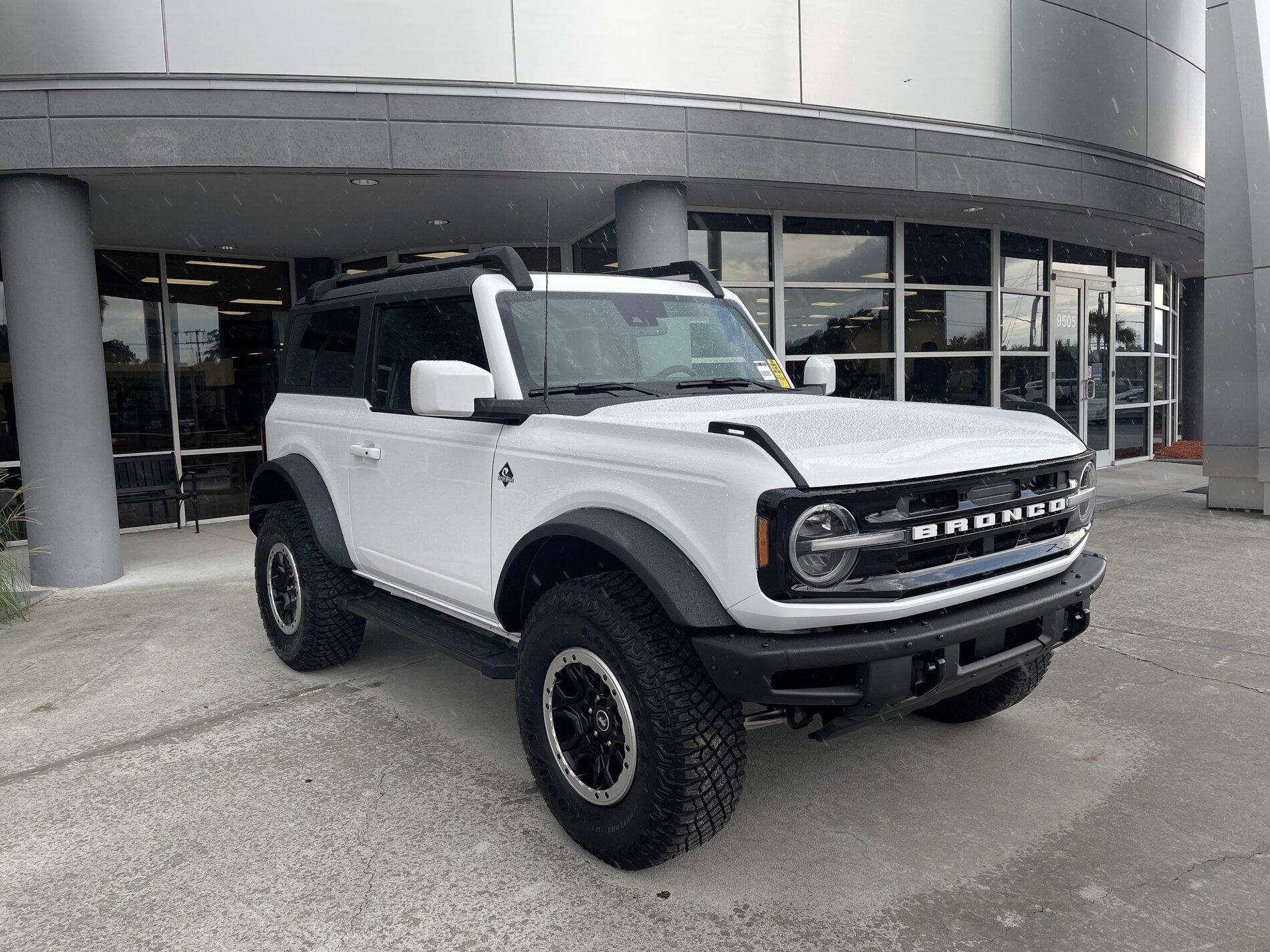 Ford Bronco OXFORD WHITE Bronco Club F7AB4D45-0EED-43BD-81C4-4E3E2BF336DE