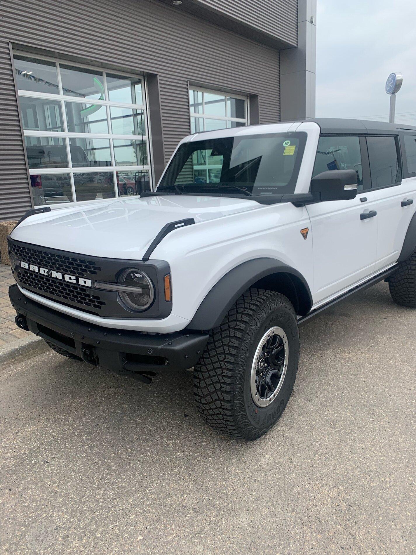 Ford Bronco OXFORD WHITE Bronco Club E7A4EF25-C586-4831-A55F-7C70CEE08D44