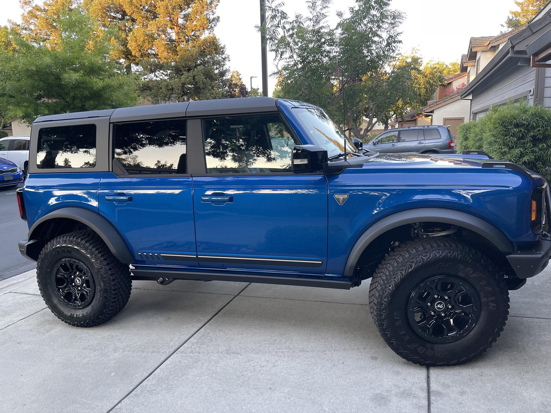 Ford Bronco LIGHTNING BLUE Bronco Club 074791F3-0BE1-43EF-910C-1DB862053F3F