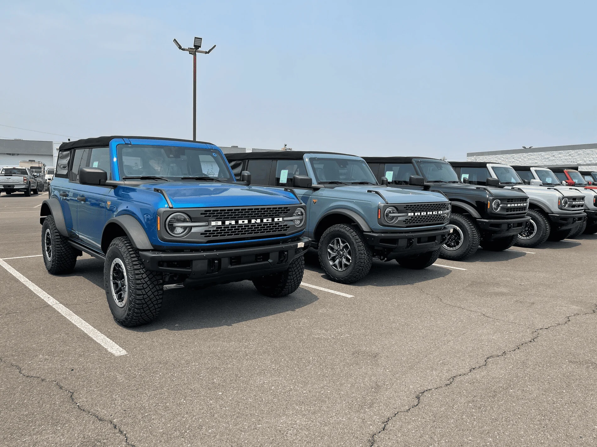Ford Bronco VELOCITY BLUE Bronco Club 5612BB82-DB20-46D0-9966-A2F6CA9E2E16
