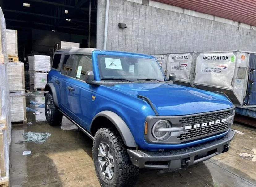 Ford Bronco VELOCITY BLUE Bronco Club 5CF628F7-0959-44B5-B25E-5B152F66A7CD