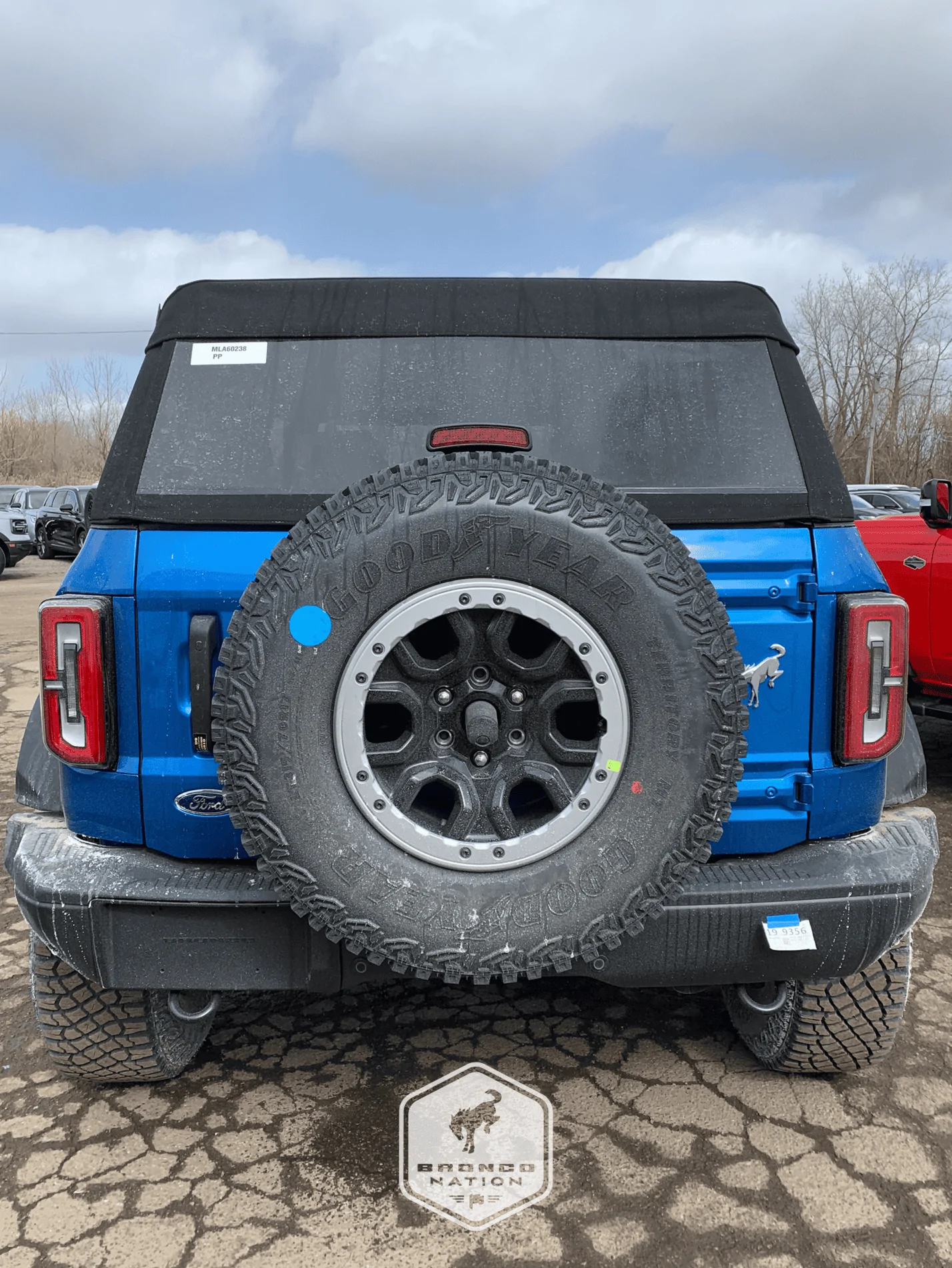 Ford Bronco VELOCITY BLUE Bronco Club 4B8B736C-E995-4BBB-90C0-02B77DE4EF14