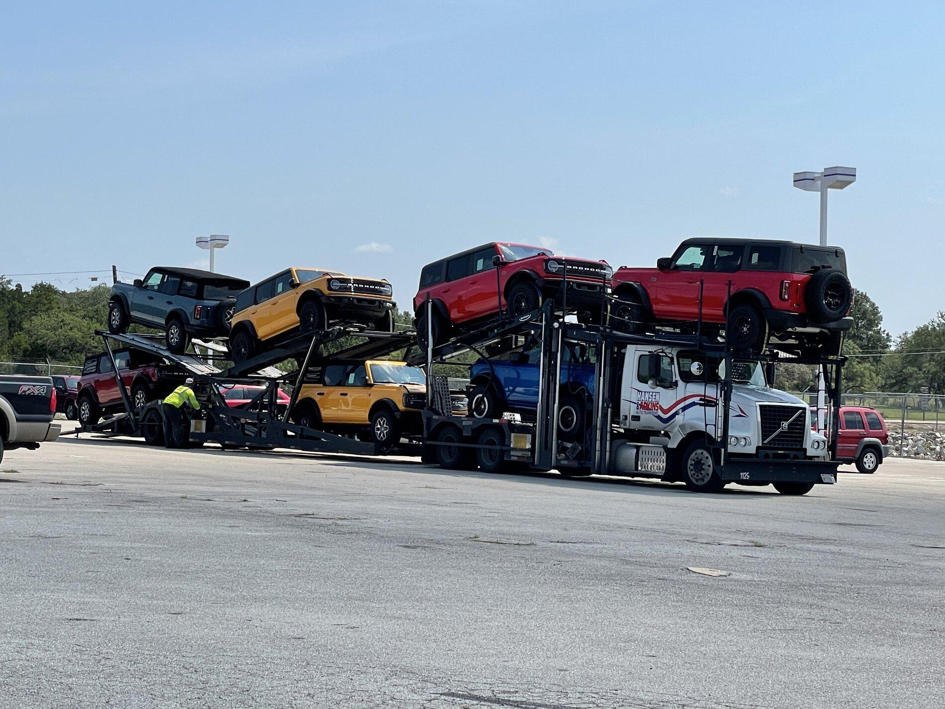 Ford Bronco Pics: My Non-Sasquatch Bronco Badlands with 35’s vs... Sasquatch Outer Bank - side-by-side look! 9DDC2BC3-5CDA-4770-8CCB-DA0FFE2D741E