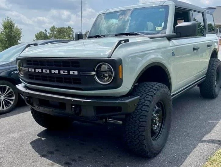 Ford Bronco 4WP Fender Deletes + 2” Level Kit + 35s on Bronco Black Diamond. F3550315-A79C-4046-AF8C-20CAC50D4FCD