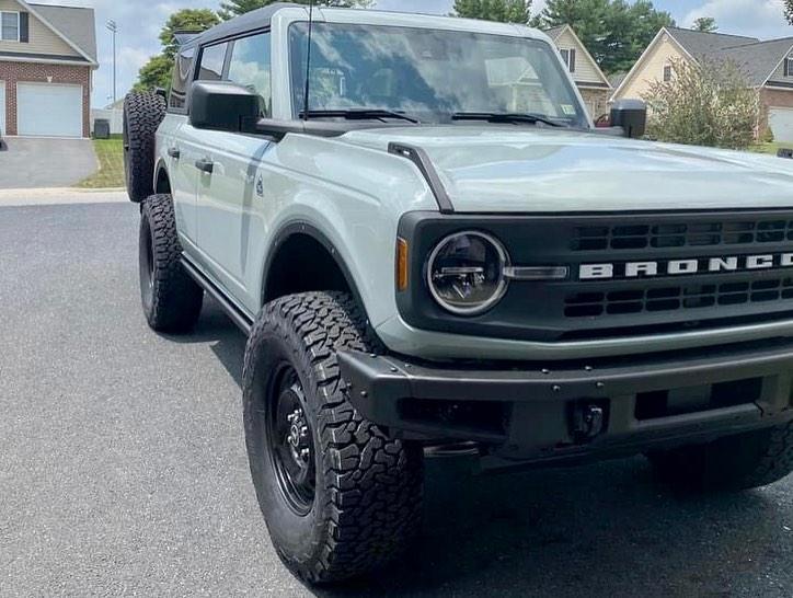 Ford Bronco 4WP Fender Deletes + 2” Level Kit + 35s on Bronco Black Diamond. 55584096-E1B1-4484-9685-34F799DBE567