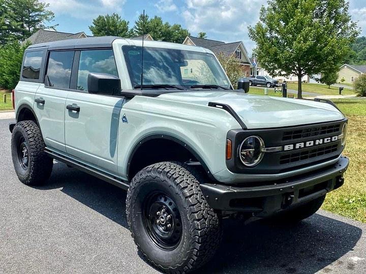 Ford Bronco 4WP Fender Deletes + 2” Level Kit + 35s on Bronco Black Diamond. 4WP Fender Deletes + 2” Level Kit + 35s on Bronco Black Diamond
