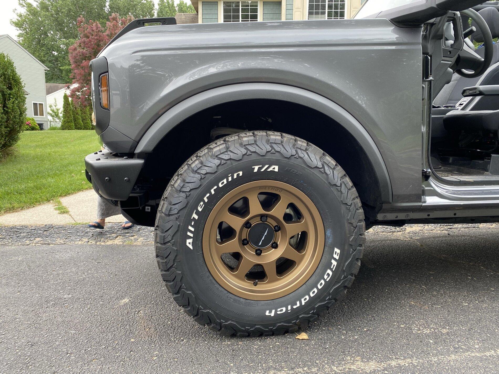 Ford Bronco Base Bronco on 33" KO2 tires & 17" Method 701 wheels img_3988-jpe