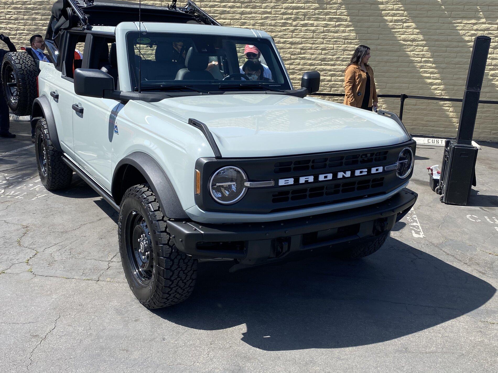 Ford Bronco CACTUS GRAY Bronco Club 4-Door Bronco Black Diamond Cactus Gray Black Steel Wheels 2